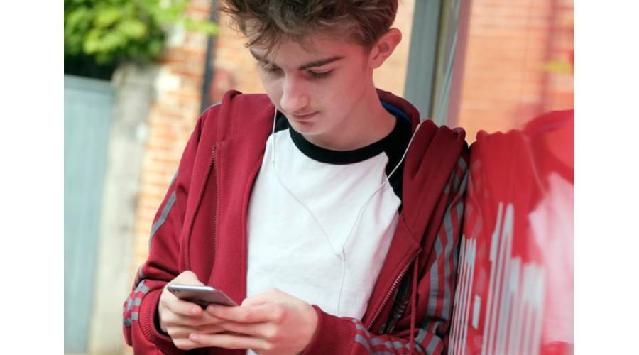 مراهقون من بريطانيا يشاركون في «حظر التجول الرقمي»